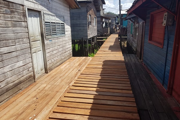 Prefeitura executa a construção de novas passarelas de madeiras na parte baixa da cidade.